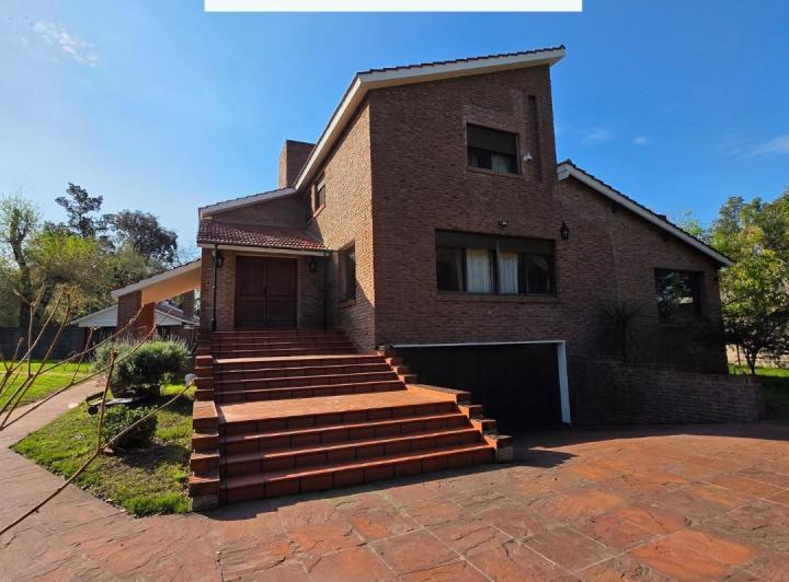 Casa · 238m² · 3 Dormitorios · 4 Cocheras