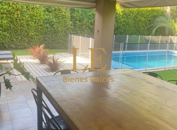 Casa · 260m² · 4 Ambientes · 4 Cocheras
