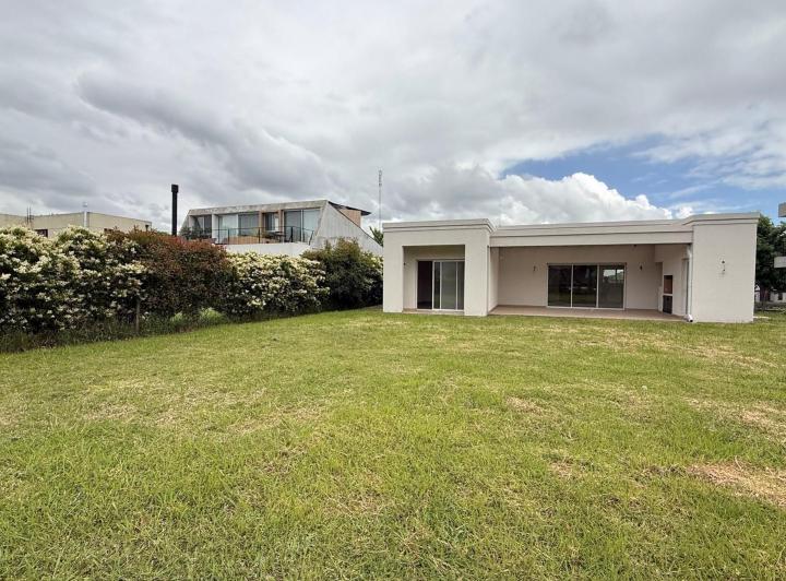 Casa · 180m² · 4 Ambientes · 1 Cochera