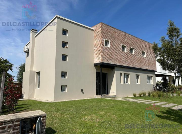 Casa · 241m² · 6 Ambientes · 2 Cocheras