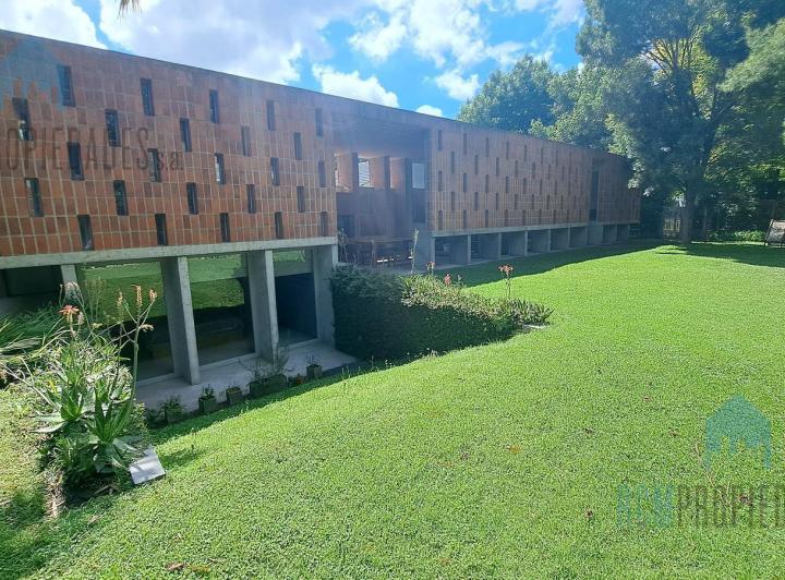 Casa · 200m² · 3 Ambientes · 2 Cocheras