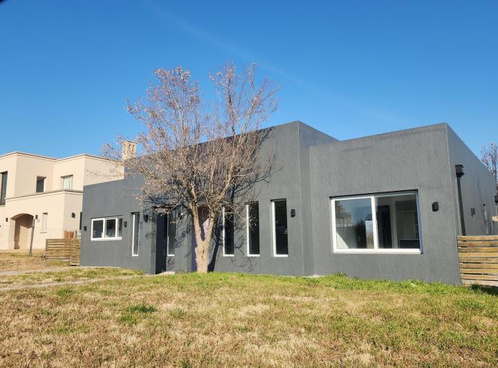 Casa · 140m² · 4 Ambientes · 2 Cocheras