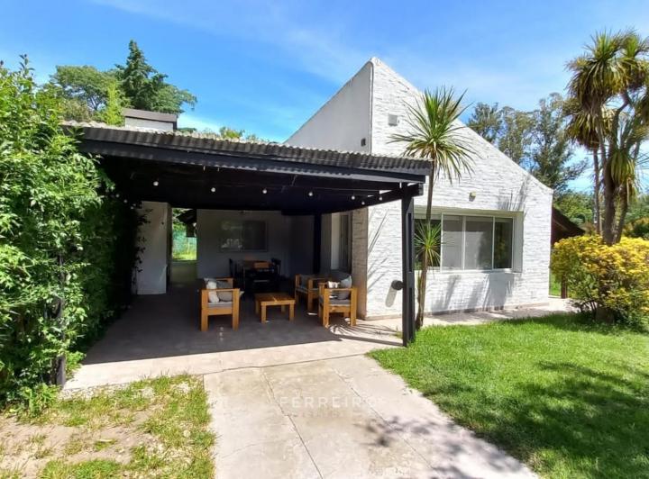 Casa · 140m² · 4 Ambientes · 3 Cocheras