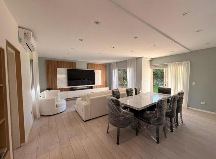 Casa · 190m² · 4 Ambientes · 5 Cocheras