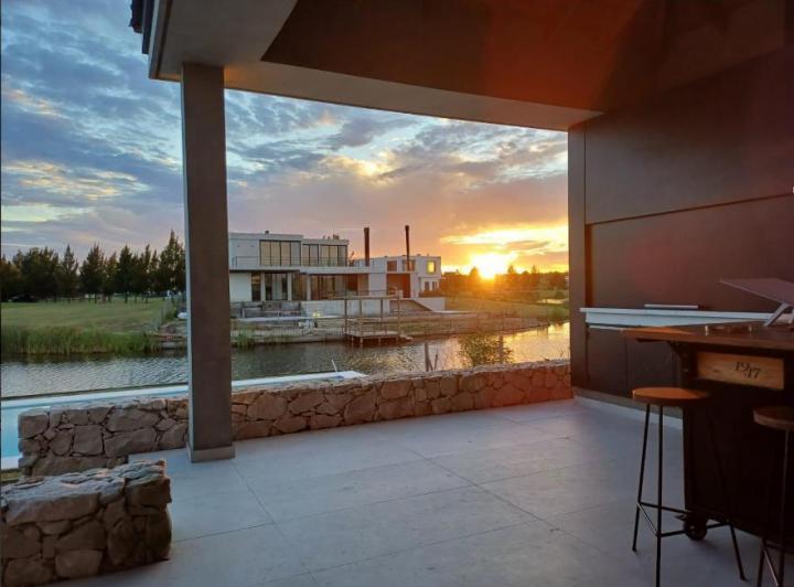 Casa · 230m² · 5 Ambientes · 2 Cocheras