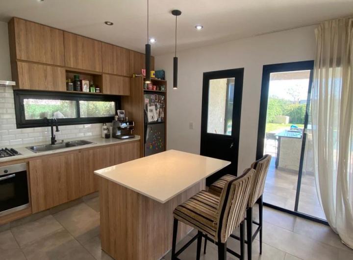 Casa · 136m² · 4 Ambientes · 3 Cocheras