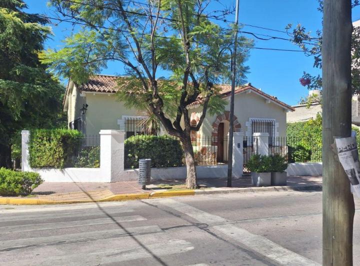 Casa · 180m² · 6 Ambientes · 3 Cocheras