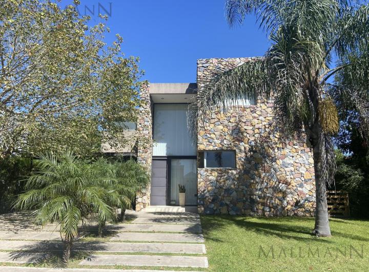 Casa · 250m² · 5 Ambientes · 2 Cocheras