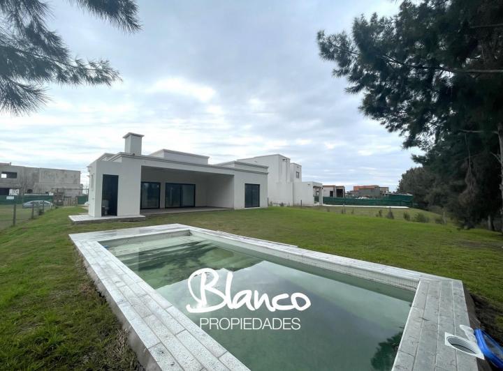 Casa · 200m² · 4 Ambientes · 2 Cocheras