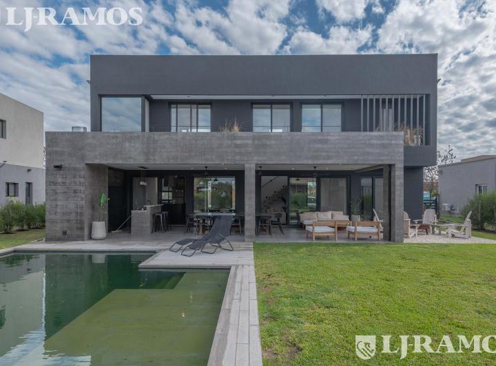 Casa · 190m² · 5 Ambientes · 2 Cocheras