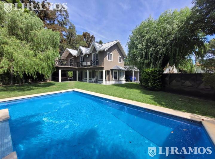 Casa · 250m² · 5 Ambientes · 2 Cocheras