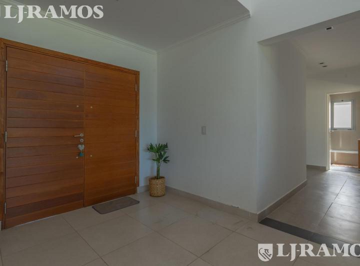 Casa · 220m² · 4 Ambientes · 1 Cochera