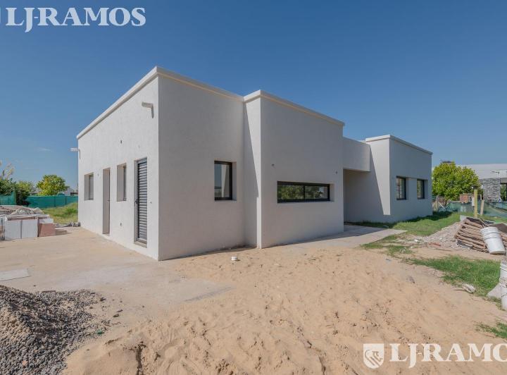 Casa · 180m² · 4 Ambientes · 2 Cocheras