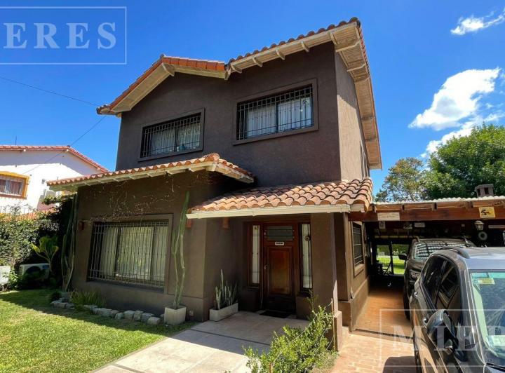Casa · 210m² · 4 Ambientes · 4 Cocheras