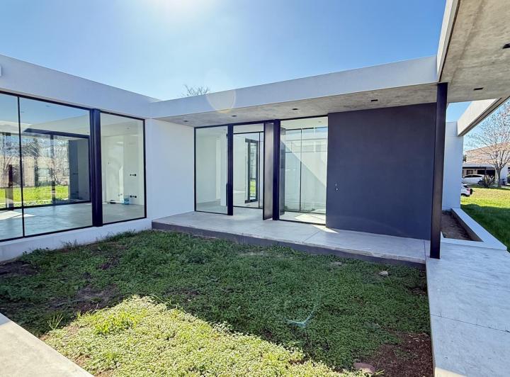 Casa · 218m² · 4 Ambientes · 2 Cocheras
