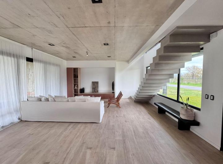 Casa · 230m² · 4 Ambientes · 4 Cocheras