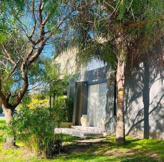 Casa · 340m² · 5 Ambientes · 3 Cocheras