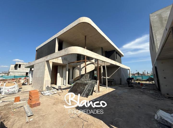 Casa · 263m² · 6 Ambientes · 1 Cochera