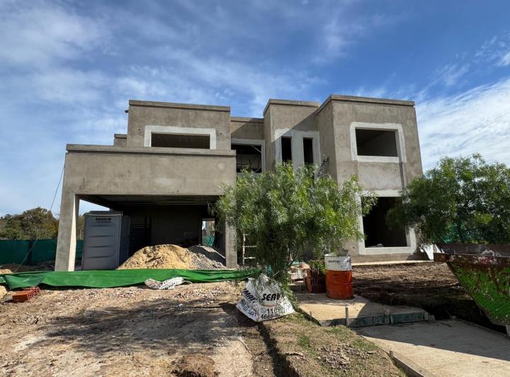 Casa · 276m² · 5 Ambientes · 2 Cocheras