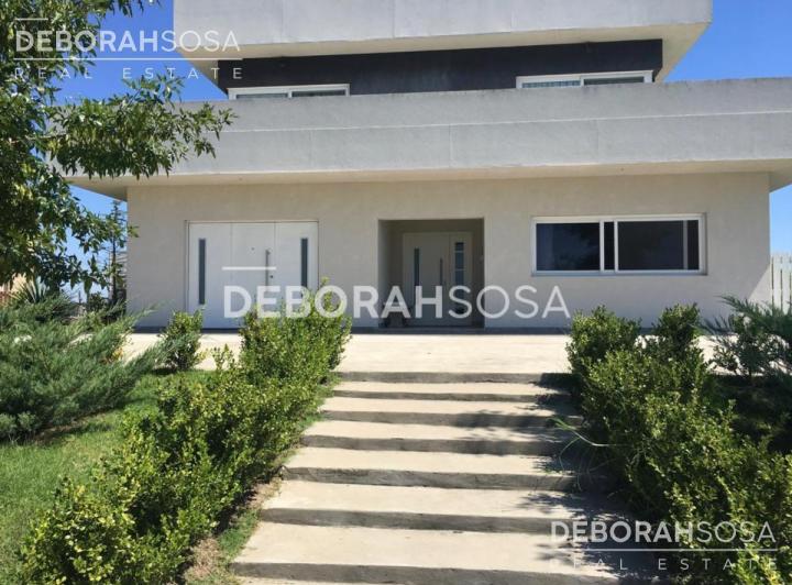 Casa · 400m² · 5 Ambientes · 2 Cocheras