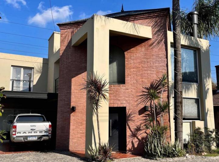 Casa · 220m² · 5 Ambientes · 4 Cocheras