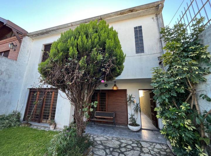 Casa · 337m² · 6 Ambientes · 3 Cocheras