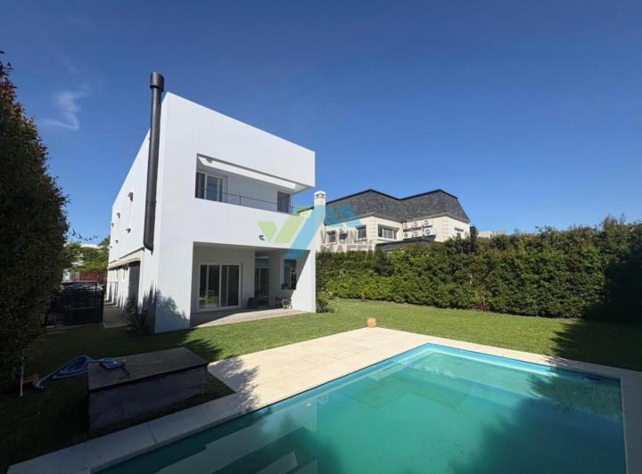 Casa · 220m² · 5 Ambientes · 2 Cocheras