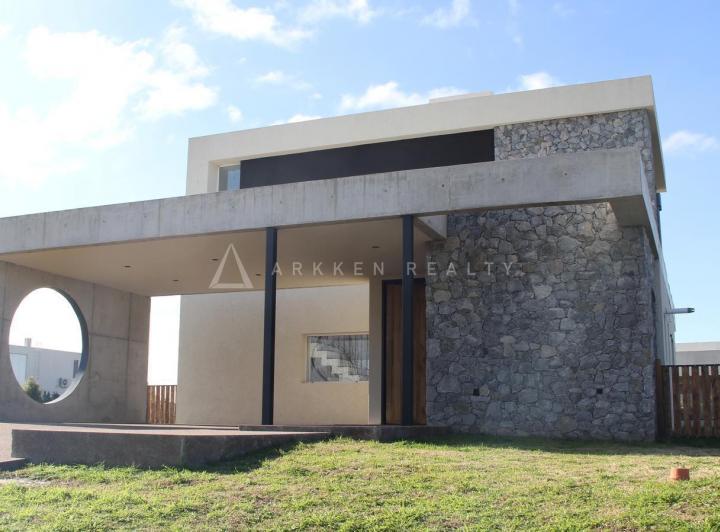 Casa · 170m² · 4 Ambientes · 2 Cocheras