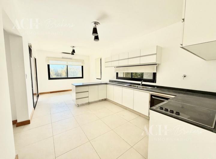 Casa · 220m² · 4 Ambientes · 1 Cochera