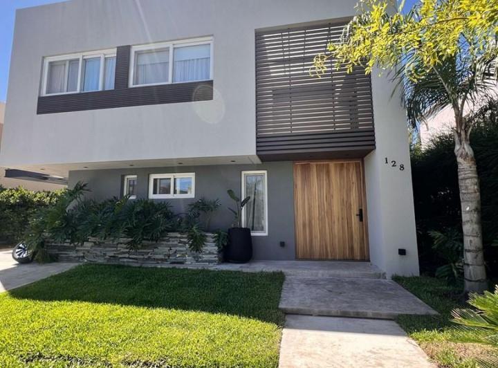 Casa · 258m² · 6 Ambientes · 3 Cocheras