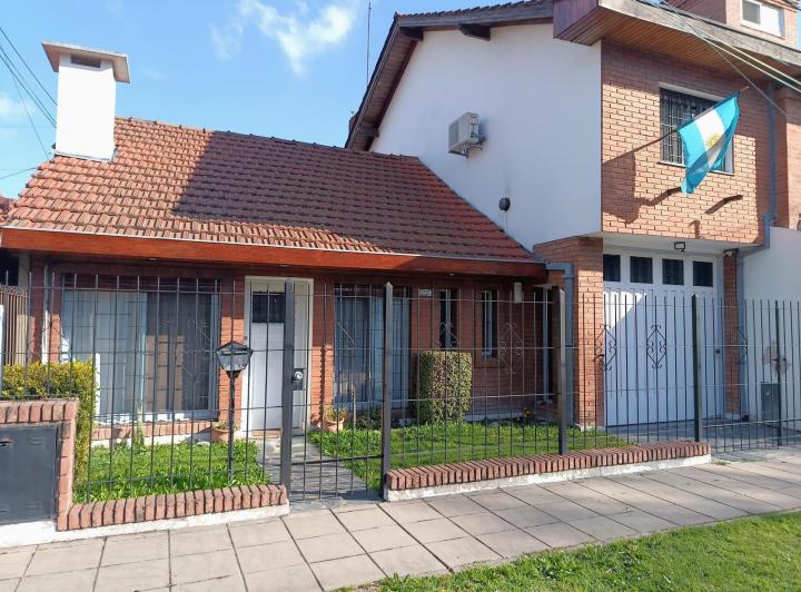 Casa · 210m² · 4 Ambientes · 2 Cocheras
