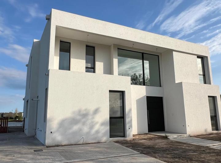 Casa · 250m² · 4 Ambientes · 2 Cocheras