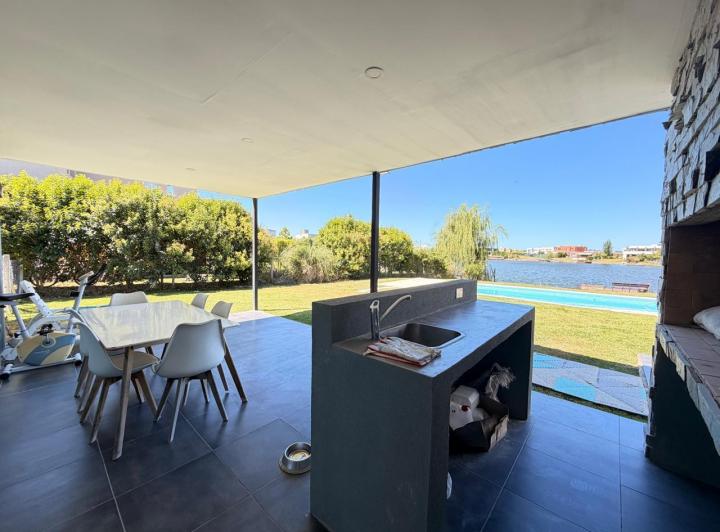 Casa · 122m² · 4 Ambientes · 4 Cocheras