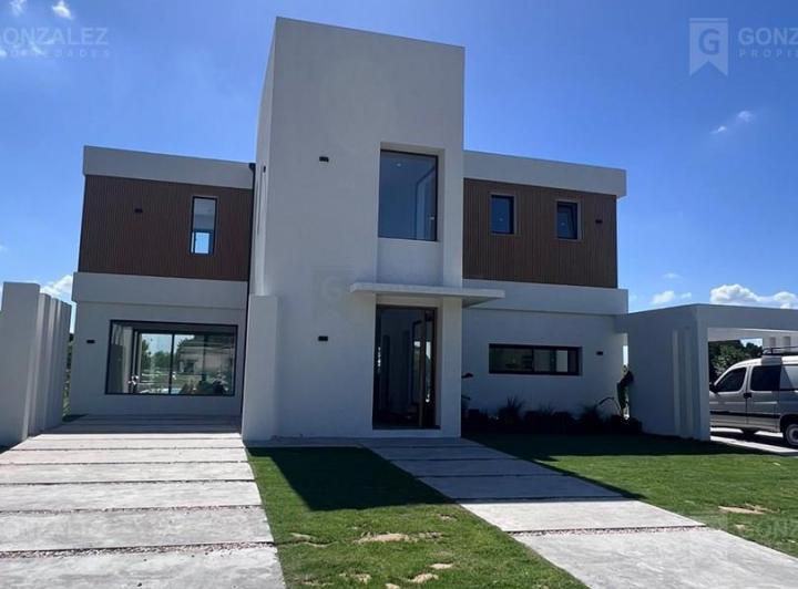 Casa · 213m² · 4 Ambientes · 1 Cochera