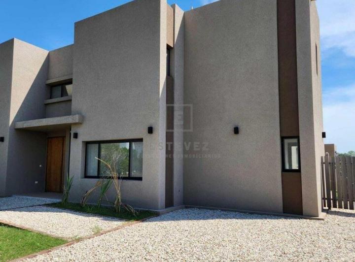 Casa · 201m² · 5 Ambientes · 2 Cocheras