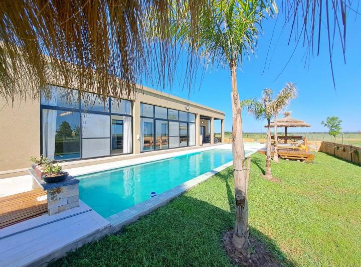 Casa · 210m² · 4 Ambientes · 2 Cocheras