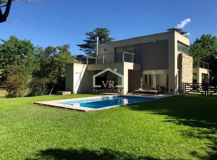 Casa · 220m² · 5 Ambientes