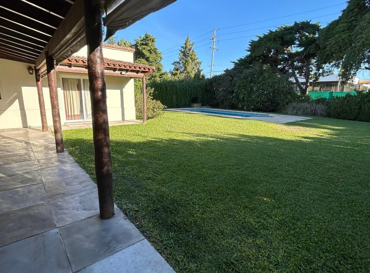 Casa · 182m² · 6 Ambientes · 4 Cocheras