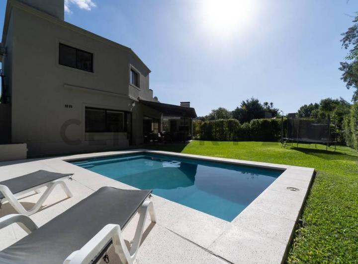Casa · 183m² · 4 Ambientes · 2 Cocheras