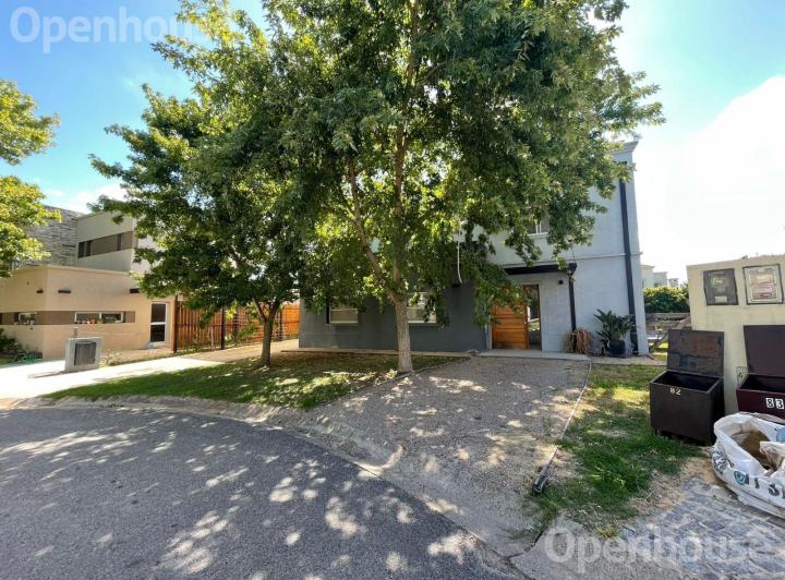 Casa · 146m² · 4 Ambientes · 4 Cocheras