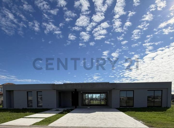 Casa · 350m² · 5 Ambientes · 6 Cocheras