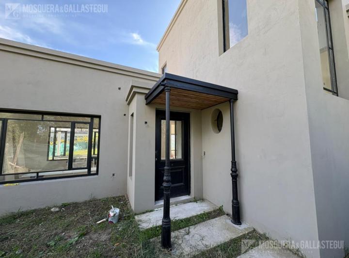 Casa · 140m² · 4 Ambientes · 1 Cochera