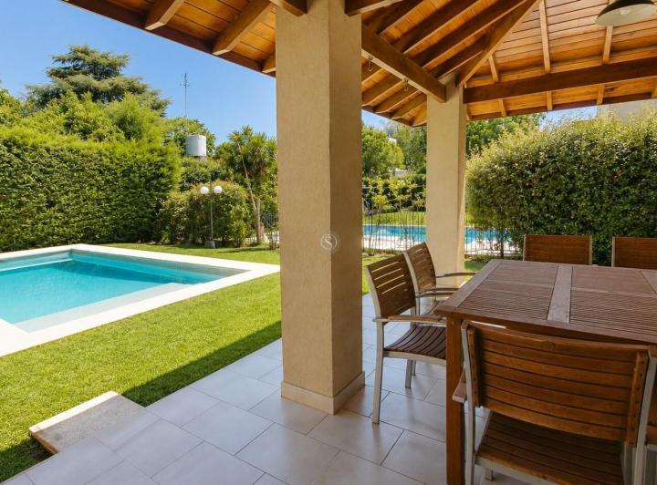 Casa · 212m² · 4 Ambientes · 5 Cocheras