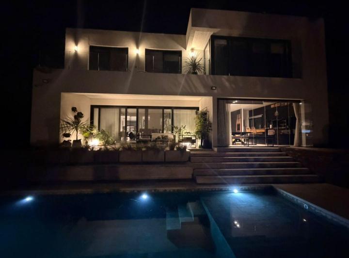 Casa · 330m² · 6 Ambientes · 2 Cocheras
