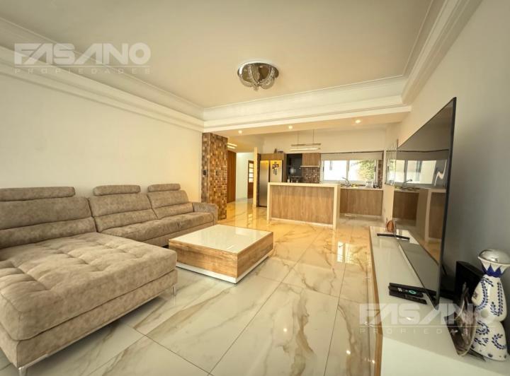 Casa · 230m² · 5 Ambientes · 2 Cocheras
