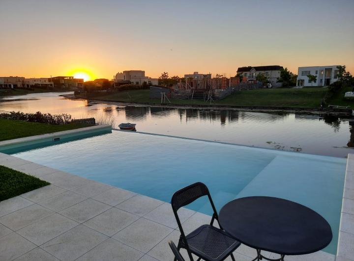 Casa · 180m² · 5 Ambientes · 4 Cocheras