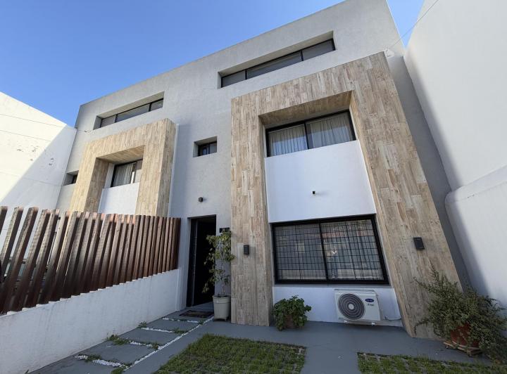 Casa · 206m² · 5 Ambientes · 2 Cocheras