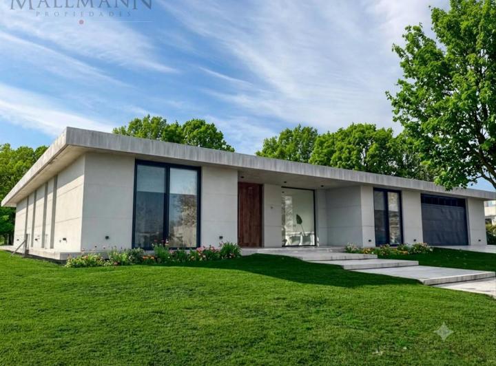 Casa · 465m² · 6 Ambientes · 2 Cocheras