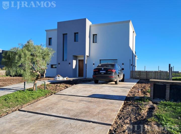 Casa · 160m² · 5 Ambientes · 4 Cocheras