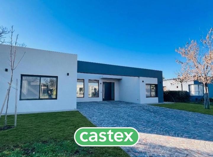 Casa · 205m² · 4 Ambientes · 2 Cocheras